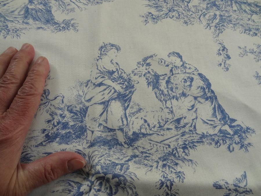 Satin de coton blanc casse motif toile de jouy bleu marine 4
