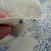Satin de coton blanc casse motif toile de jouy bleu marine 7 