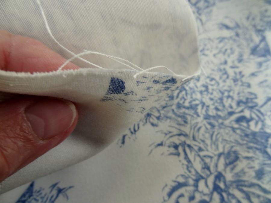 Satin de coton blanc casse motif toile de jouy bleu marine 7