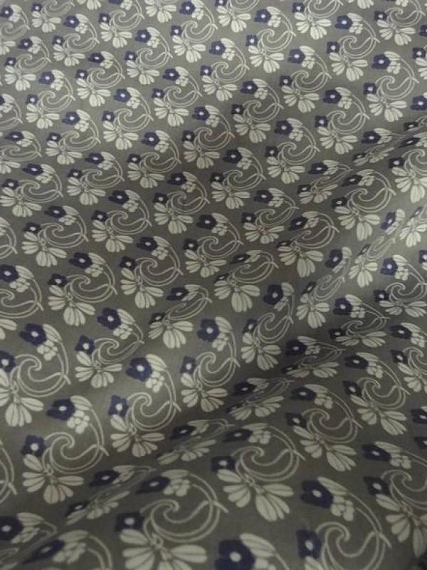 Satin de coton bleuets sur fond gris 2 