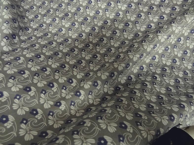 Satin de coton bleuets sur fond gris 2