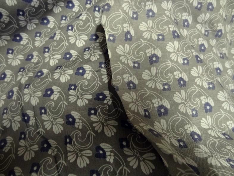 Satin de coton bleuets sur fond gris 3