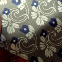 Satin de coton bleuets sur fond gris 5 