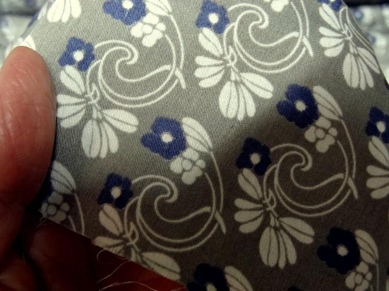 Satin de coton bleuets sur fond gris 5