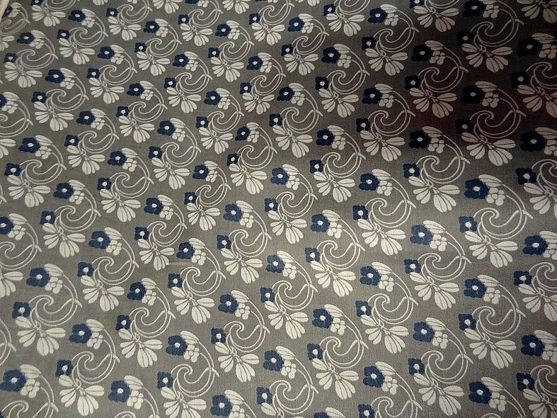 Satin de coton bleuets sur fond gris 6