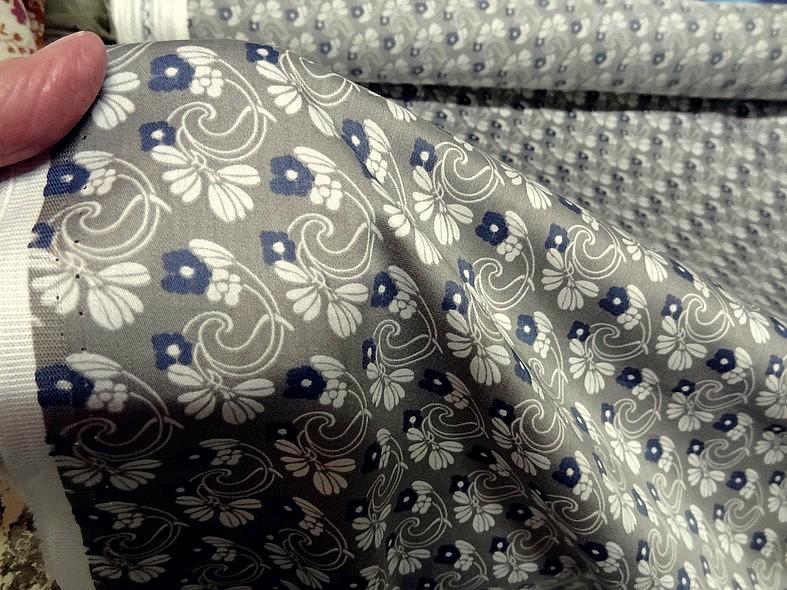 Satin de coton bleuets sur fond gris 7