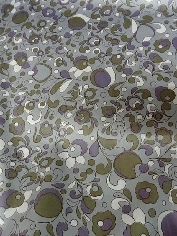 Satin de coton fin fond gris clair motif lavande et kaki 2 