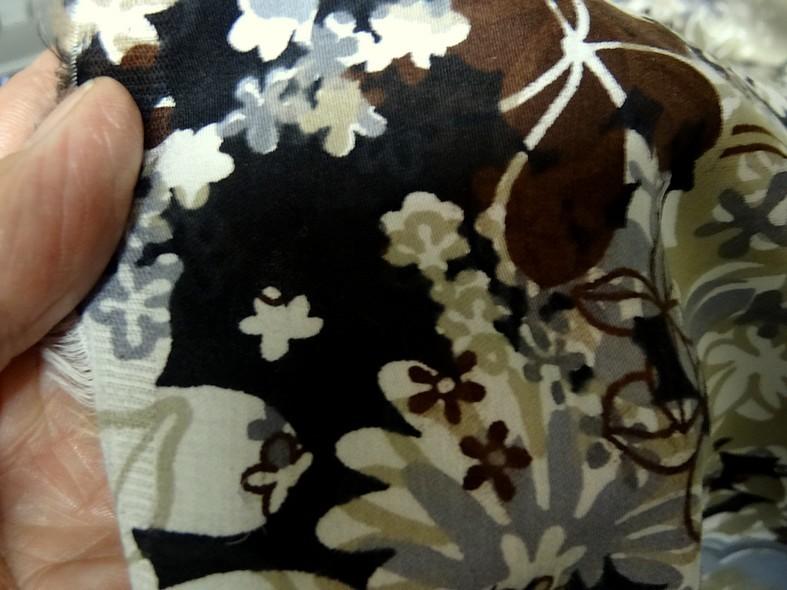 Satin de coton fouilli de fleurs 2