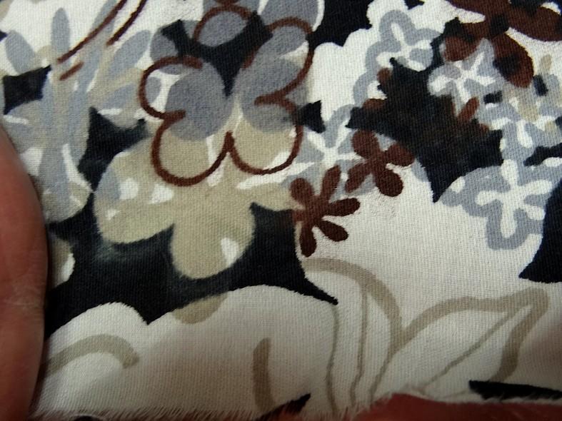 Satin de coton fouilli de fleurs 4