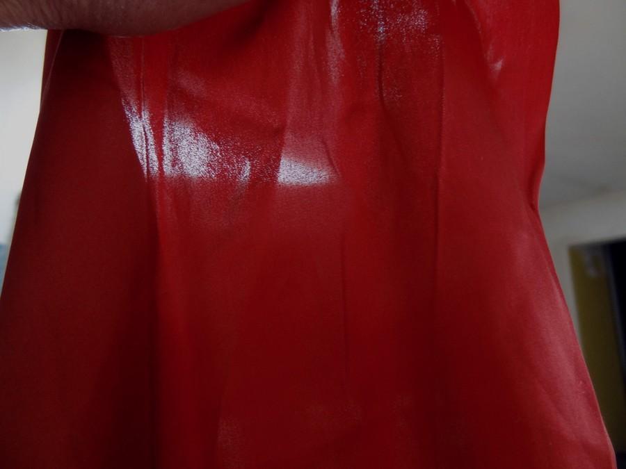 Satin de soie fin rouge carmin