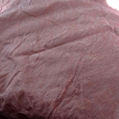 Satin de soie fin vieux rose avec applications de velours 1 