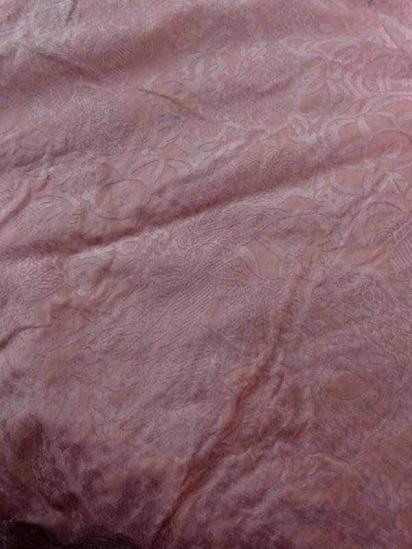 Satin de soie fin vieux rose avec applications de velours 1 