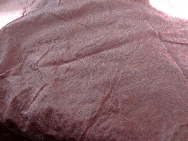 Satin de soie fin vieux rose avec applications de velours 1