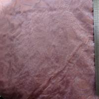 Satin de soie fin vieux rose avec applications de velours 2