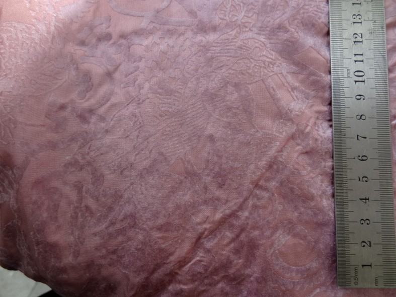 Satin de soie fin vieux rose avec applications de velours 2