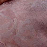 Satin de soie fin vieux rose avec applications de velours 3