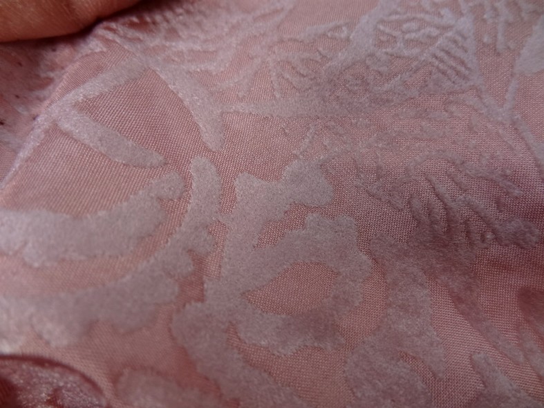 Satin de soie fin vieux rose avec applications de velours 3