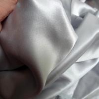 Satin de soie gris lunaire 1
