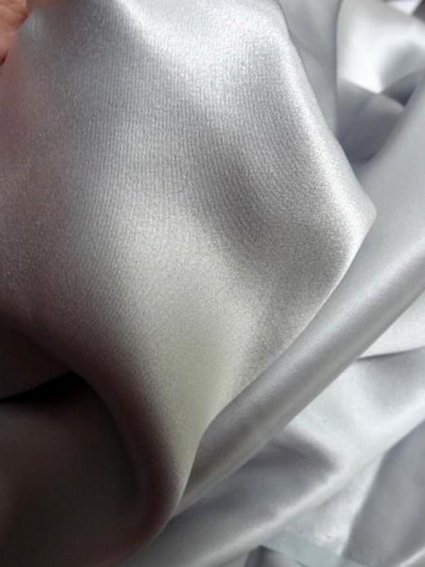 Satin de soie gris lunaire 1 