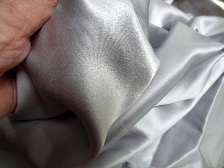 Satin de soie gris lunaire 1