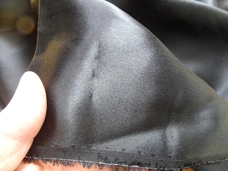 Satin de soie noire 1