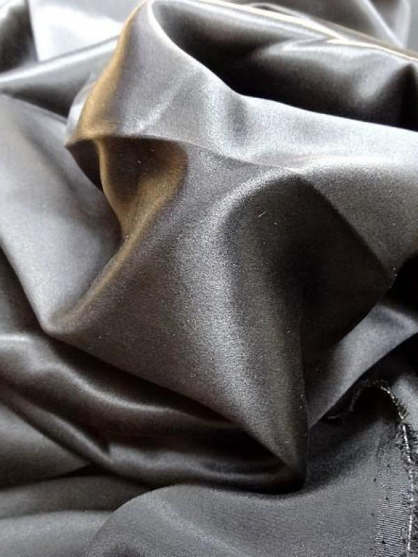 Satin de soie noire