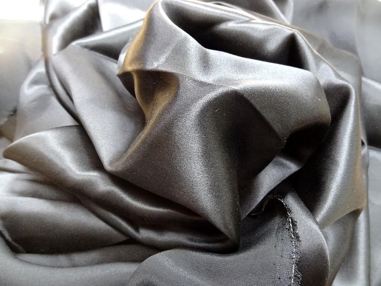Satin de soie noire
