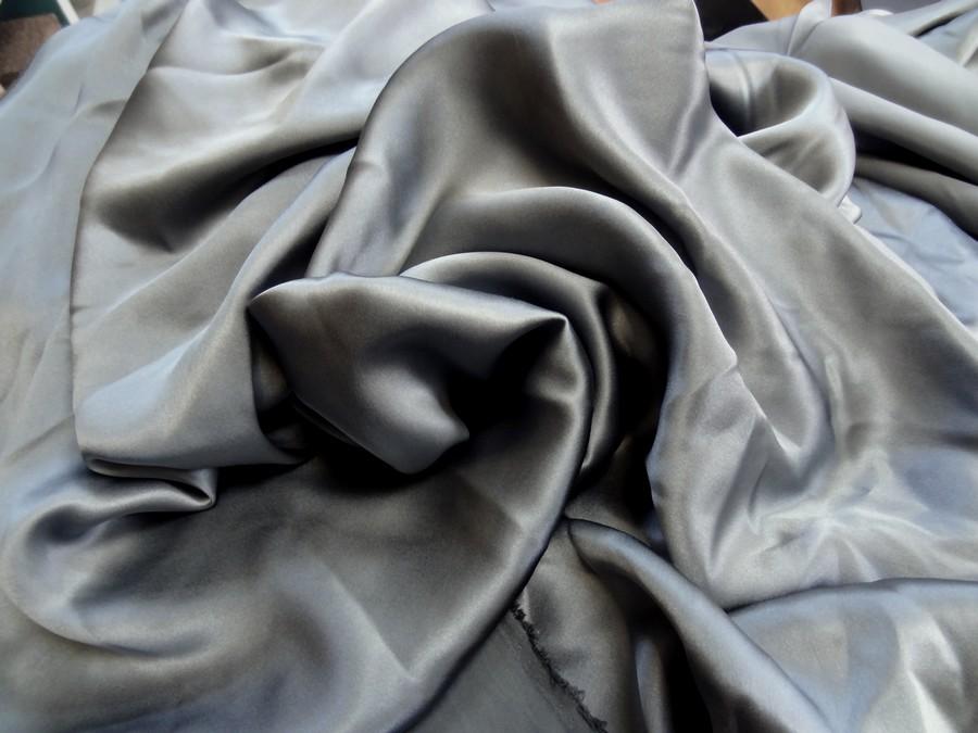Satin de soie teinte gris plomb 1