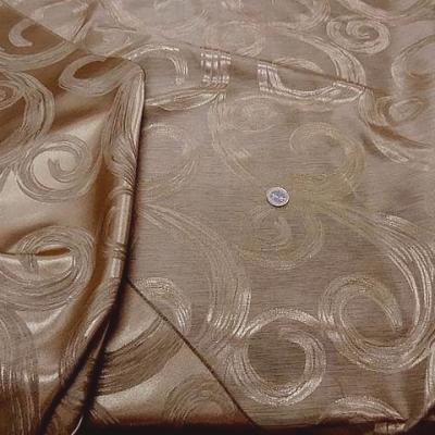 Satin faconne poudre de riz rose motif volutes 2 