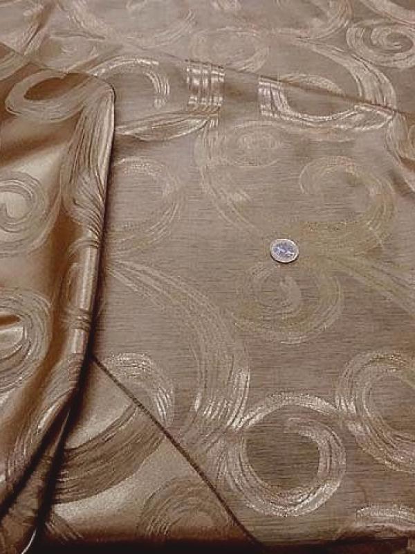 Satin faconne poudre de riz rose motif volutes 2 
