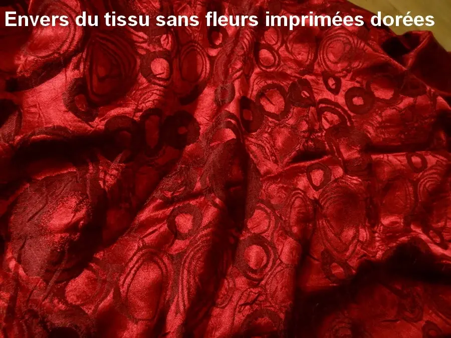Satin jacquard rouge rubis faconne fleurs or 1