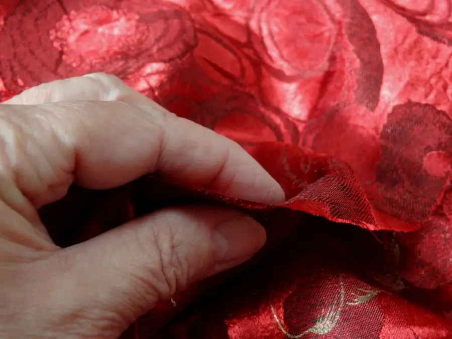 Satin jacquard rouge rubis faconne fleurs or 2