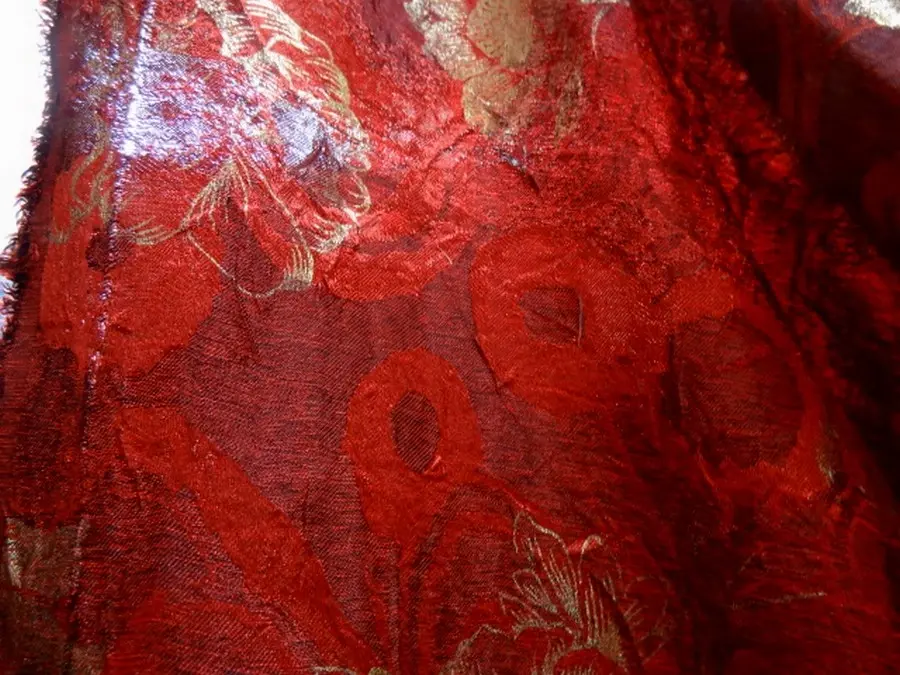 Satin jacquard rouge rubis faconne fleurs or 3
