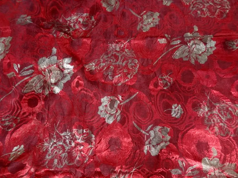 Satin jacquard rouge rubis faconne fleurs or 4