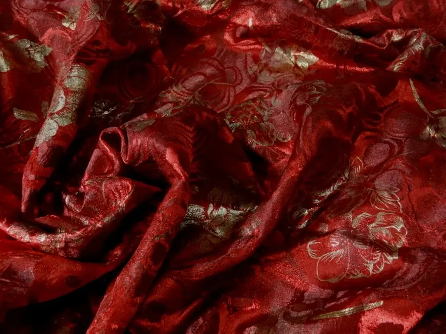 Satin jacquard rouge rubis faconne fleurs or 5