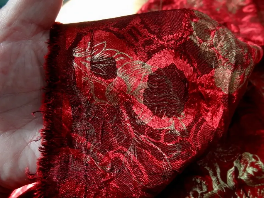 Satin jacquard rouge rubis faconne fleurs or 6