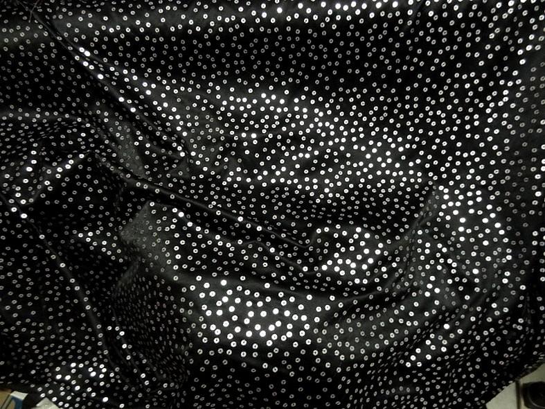 Satin lycra noir a sequins teinte etain 2