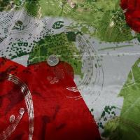 Satin lycra roses rouges fond feuillage vert 1 