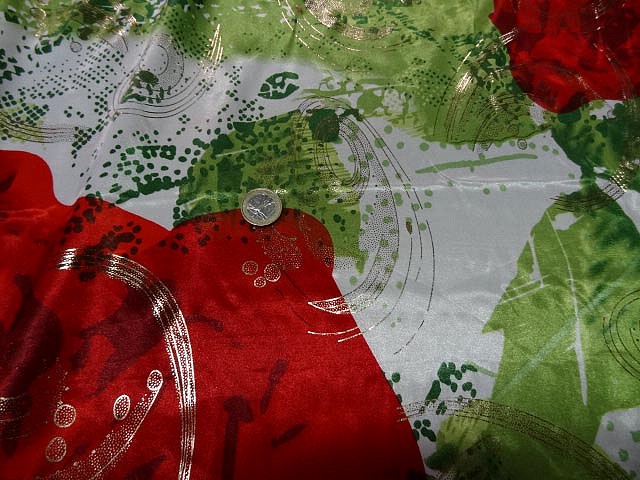 Satin lycra roses rouges fond feuillage vert 1