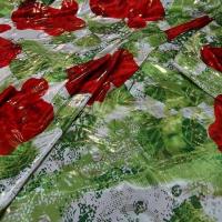 Satin lycra roses rouges fond feuillage vert 2