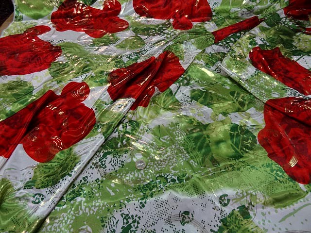 Satin lycra roses rouges fond feuillage vert 2