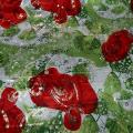 Satin lycra roses rouges fond feuillage vert 3 