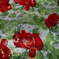 Satin lycra roses rouges fond feuillage vert 3