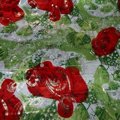 Satin lycra roses rouges fond feuillage vert 3 