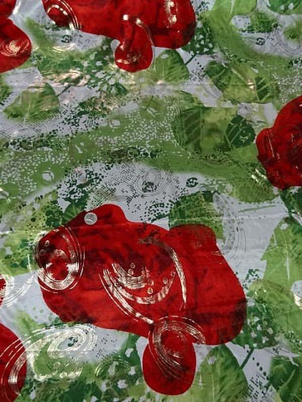 Satin lycra roses rouges fond feuillage vert 3