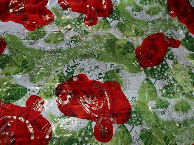 Satin lycra roses rouges fond feuillage vert 3
