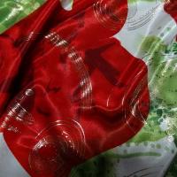 Satin lycra roses rouges fond feuillage vert 4 