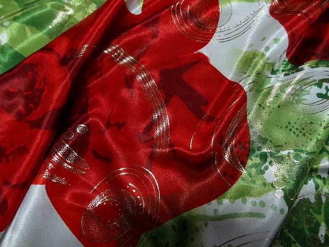 Satin lycra roses rouges fond feuillage vert 4