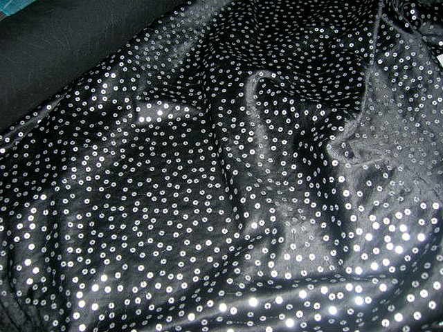 Satin noir avec sequins argent 1