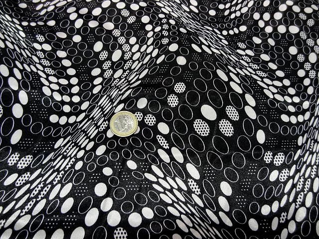 Satin noir imprime pois blanc effet d optique